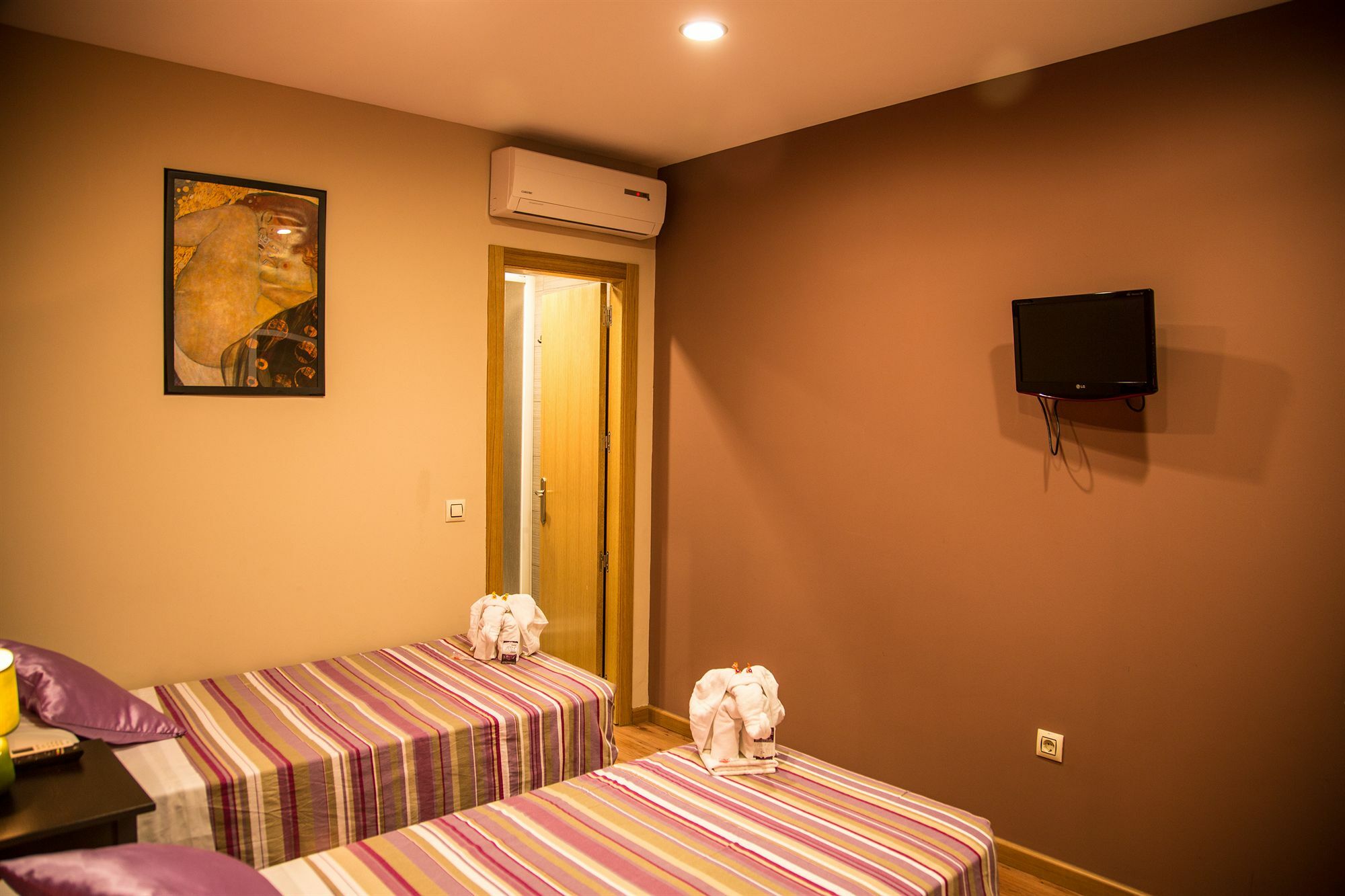 Hostal Art Madrid Exterior photo